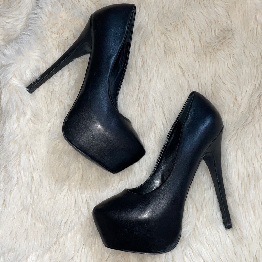 Dejavu platform pumps